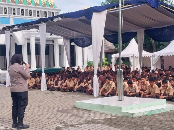 POLRES METRO BEKASI MELAKUKAN SOSIALISASI DI SMAN 2 CIKARANG UTARA